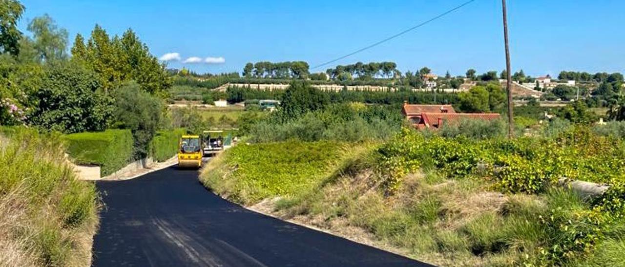 Operaris en el camí del Racó de la Volta, durant els treballs de millora fets a Agullent.