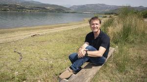 Josep Roset, presidente de la FECETC, junto al lago de La Pobla de Segur, su localidad natal.