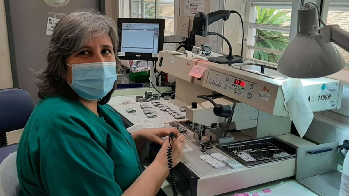 Anatomía Patológica | Rosario Caballero, en su puesto de trabajo.