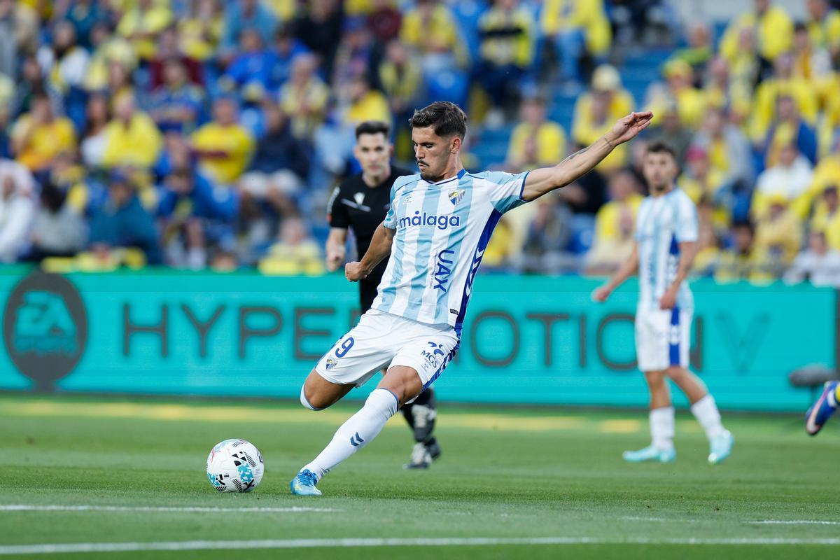 El cordobés Chupe golpea el balón.