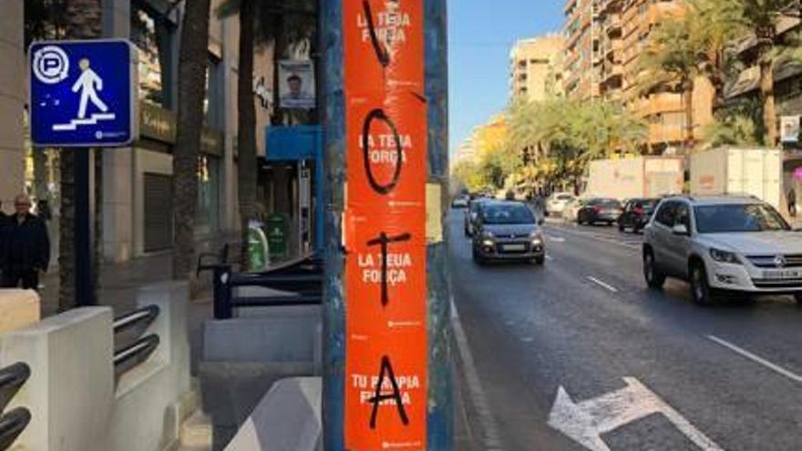 Pegatinas pidiendo el voto para Compromís en un semáforo de Alfonso el Sabio.