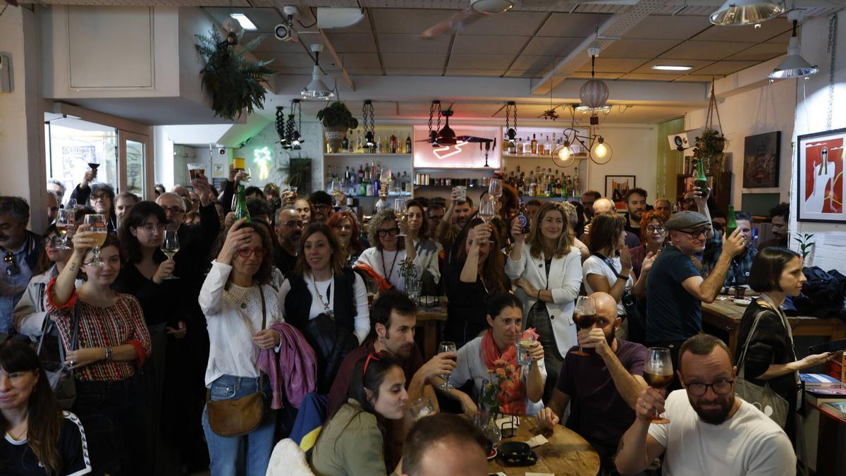 VÍDEO: Así fue el brindis por Fran Gayo, programador del FICX fallecido en mayo, por sus compañeros de festival en el Toma 3 de Gijón