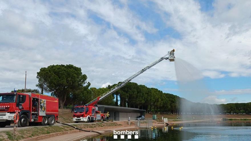 Els Bombers posen a prova al Parc de l&#039;Agulla maniobres de gran cabal d&#039;aigua