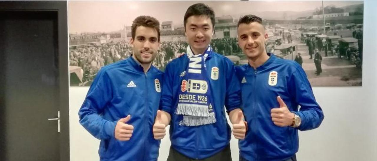 Jian Miao, presidente de la Asociación de Aficionados Chinos del Oviedo, con Johannesson y Tejera. | Real Oviedo