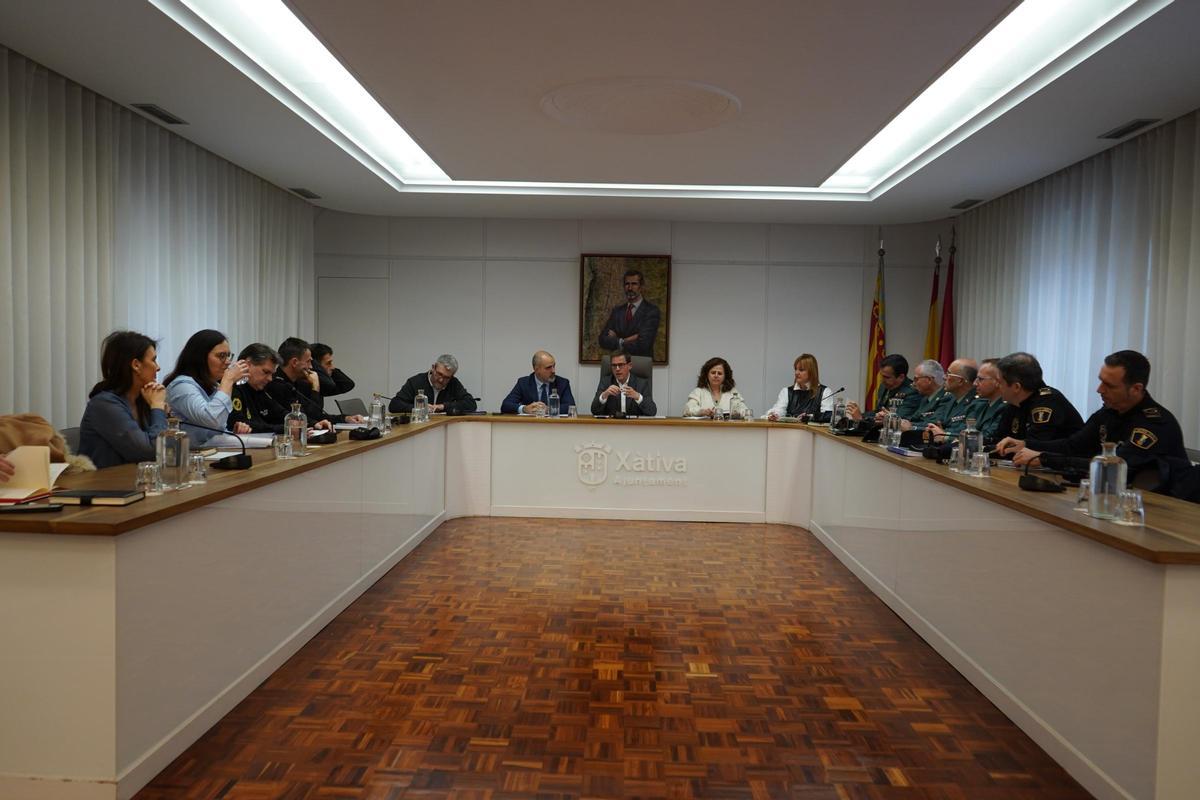 Asistentes al encuentro de la Junta de Seguridad celebrado en el Ayuntamiento de Xàtiva.