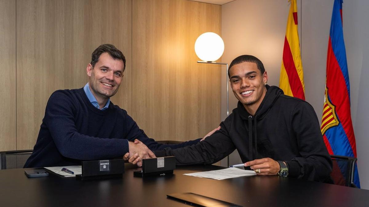 El directivo del FC Barcelona Joan Soler con el futbolista Joao Mendes, hijo del exjugador del club Ronaldinho