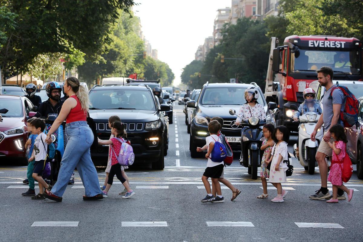 Un grupo de niños cruza la calle de Aragó de Barcelona ante la atenta mirada de los conductores Un grupo de niños cruza la calle de Aragó de Barcelona ante la atenta mirada de los conductores
