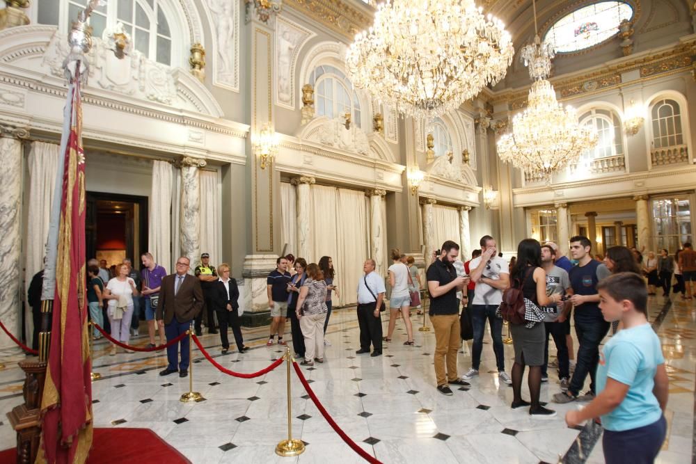 Visita a la Real Senyera en el Ayuntamiento