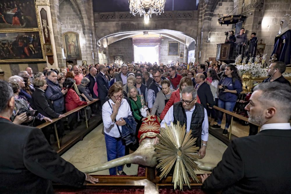 Multitudinario Davallament del Crist de la Sang