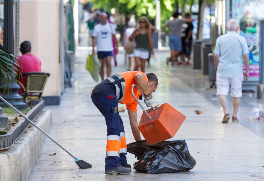 La basura no se retira hasta media mañana en el Barrio por la huelga de celo de la limpieza