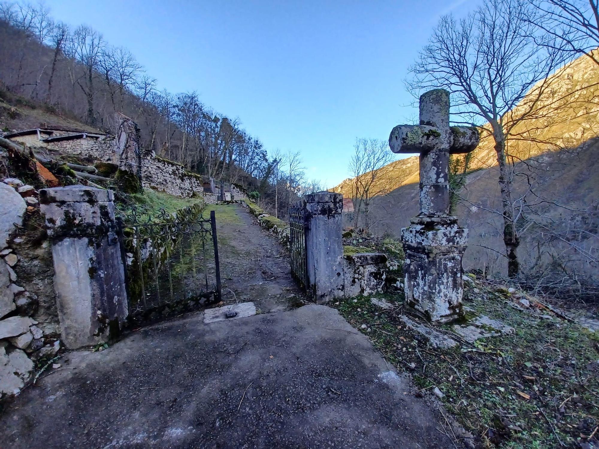 Leones de Papa, jardines de Príncipe y camposanto secreto, las mil y una curiosidades de Covadonga