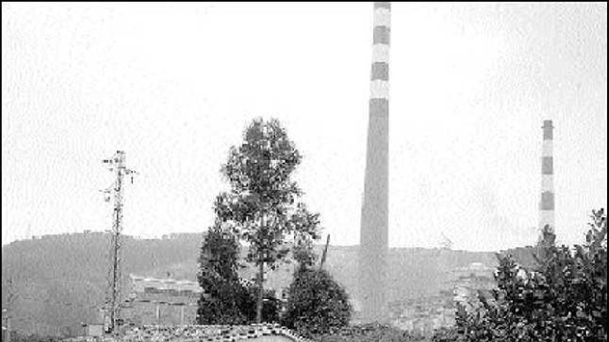 Vista de viviendas en Carrió, con las chimeneas al fondo.