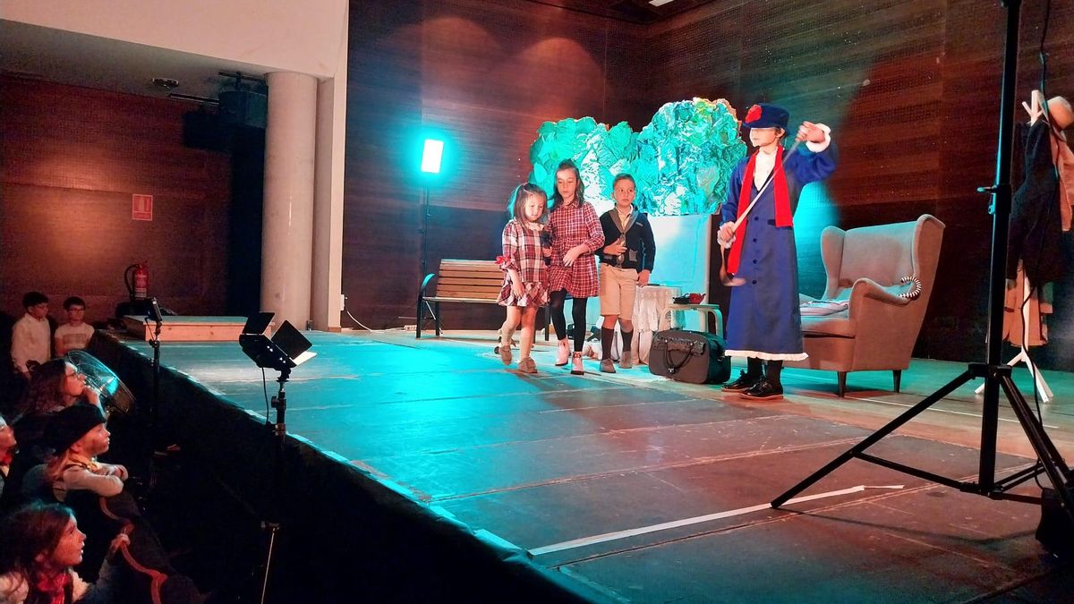 Mary Poppins disponse a medir aos nenos da familia Freire.