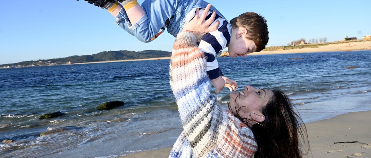 Eva González juega con Brais, en la playa de Noalla, en Sanxenxo.