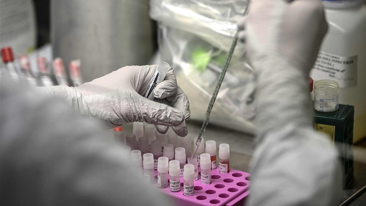 A laboratory technician wearing protective equipment works on the genome sequencing of the SARS-CoV-2 virus (Covid-19) and its variants at the Centre National de Reference (CNR - National Reference Centre) of respiratory infections viruses of the Pasteur Institute in Paris on January 21  2021  (Photo by Christophe ARCHAMBAULT   AFP)