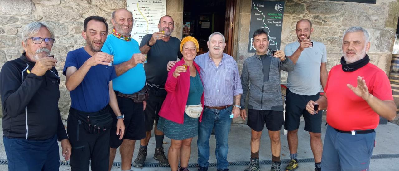 El grupo de peregrinos lusos e italianos del que forma parte el cofrade que hoy trasladará a la Iglesia las deficiencias detectadas en el Camiño da Geira, ayer, en Codeseda.