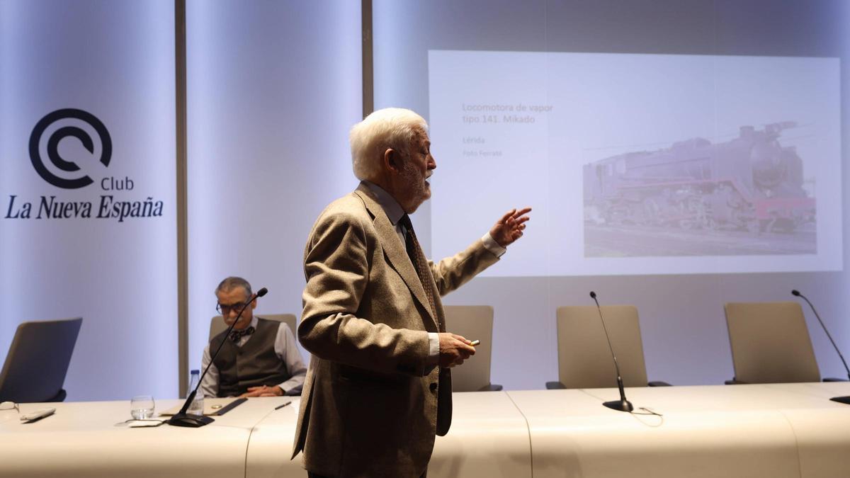 José Girón, ayer en el Club LA NUEVA ESPAÑA, en presencia de Luis Arias.