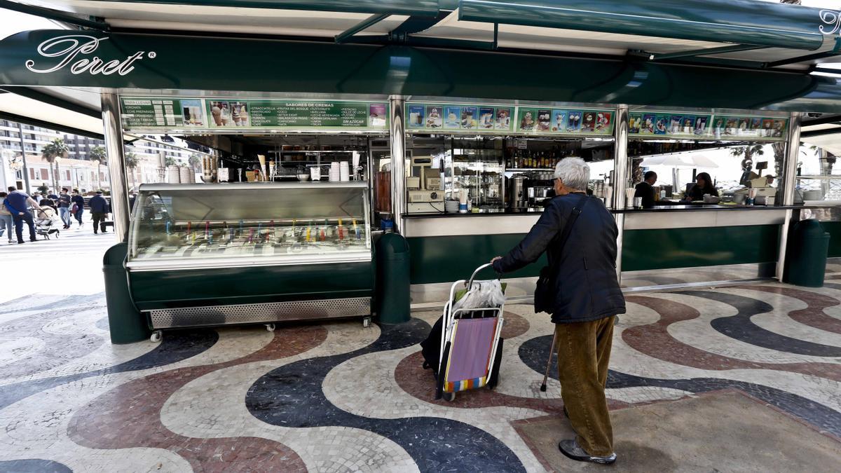 Imagen del kiosko Peret, en la Explanada de Alicante, galardonado con un Solete de la Guía Repsol