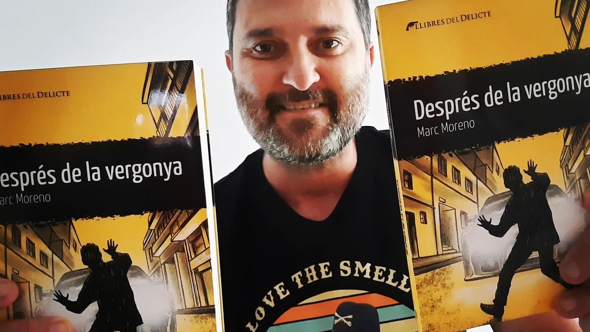 El periodista i escriptor Marc Moreno amb el llibre &#039;Després de la vergonya&#039;