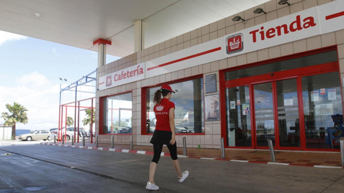 Sis empleades acomiadades per negar-se a portar l’uniforme en una gasolinera a La Carlota (Còrdova).