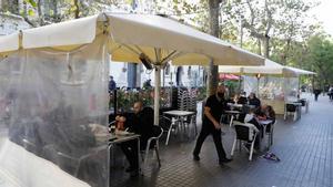 Los Mossos y las policías locales velarán para que se cumplan las normas en las terrazas. En la foto, una terraza en Barcelona. En el vídeo, unos agentes de los Mossos realizan una inspección en la plaza de la Font de Tarragona.