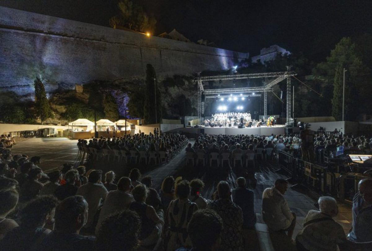Los sonidos de la isla llenan el parque Reina Sofía con el Cor Ciutat d’Ibiza |