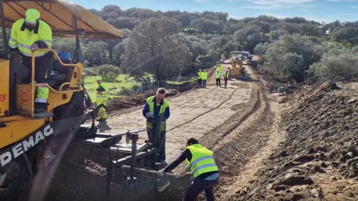 Obras en el socavón de la carretera Cáceres-Badajoz