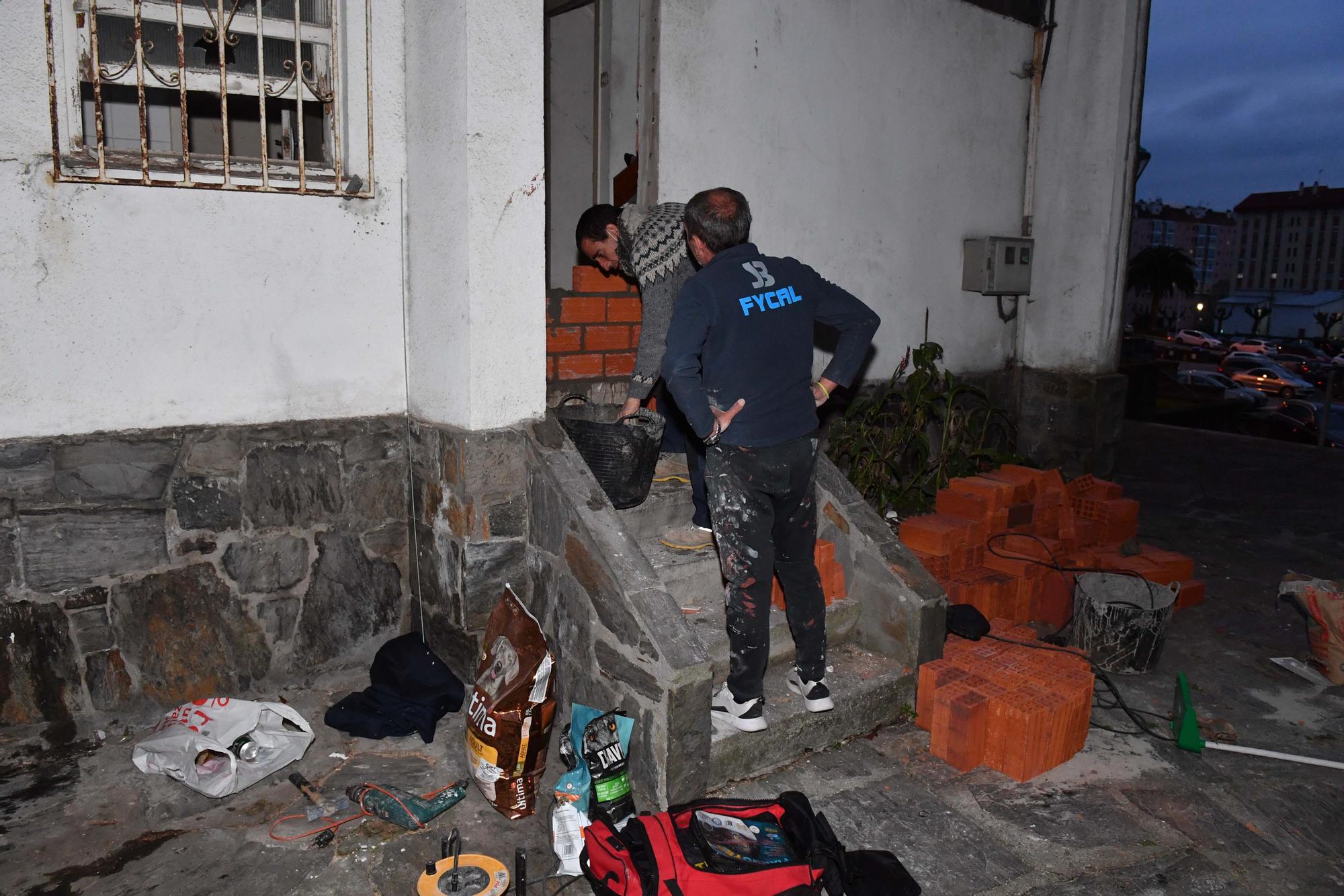 Los vecinos del Barrio de las Flores tapian por su cuenta la casa de la que desalojaron ocupas