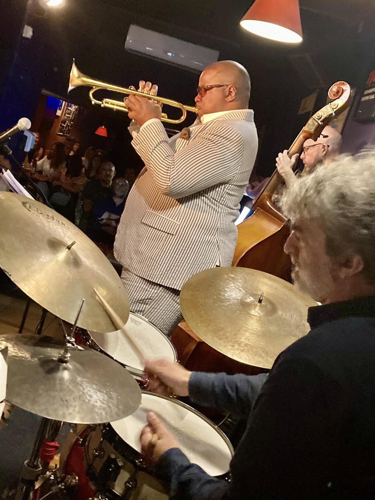 Jeremy Pelt con Sebastian Chames 4tet en el local Jimmy Glass, en 2023.