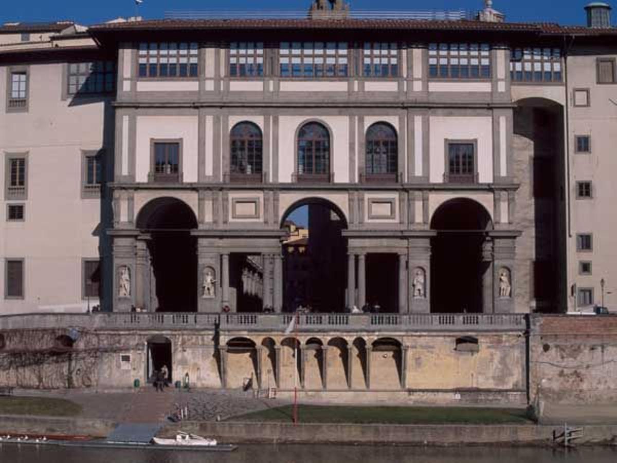 Fachada del Palazio Uffizi desde el otro lado del río Arno. Este edificio fue diseñado por el arquitecto Giorgio Vasari.