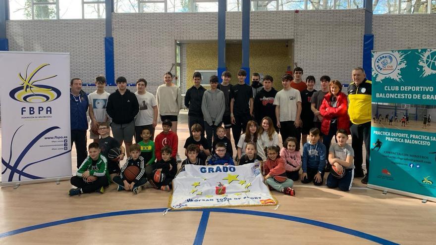 Más de una treintena de jóvenes de toda Asturias participan en el Campus de Baloncesto de Grado