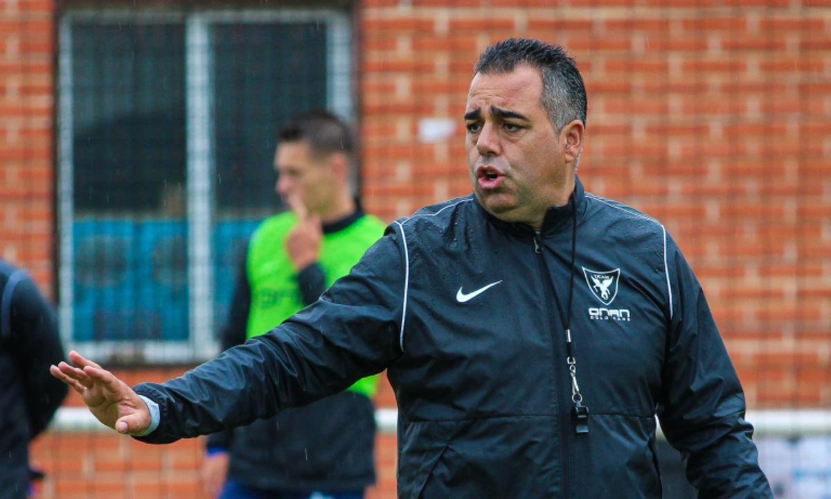 Germán Crespo da instrucciones a sus futbolistas durante una sesión con el UCAM Murcia.
