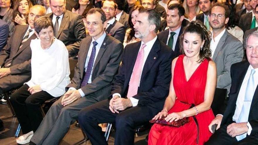 Cunillera, Duque, Felip VI i Letícia durant l&#039;acte de lliurament dels Premis Fundació Princesa de Girona