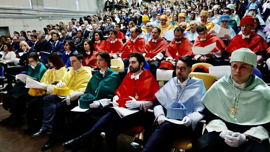 El salón de actos de la Facultad de Economía de la UMU se quedó pequeño durante la celebración del acto académico. | JUAN CARLOS CAVAL