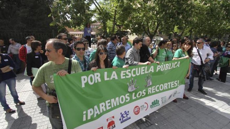 Concentración de los profesores en la avenida de Requejo, junto a los institutos.