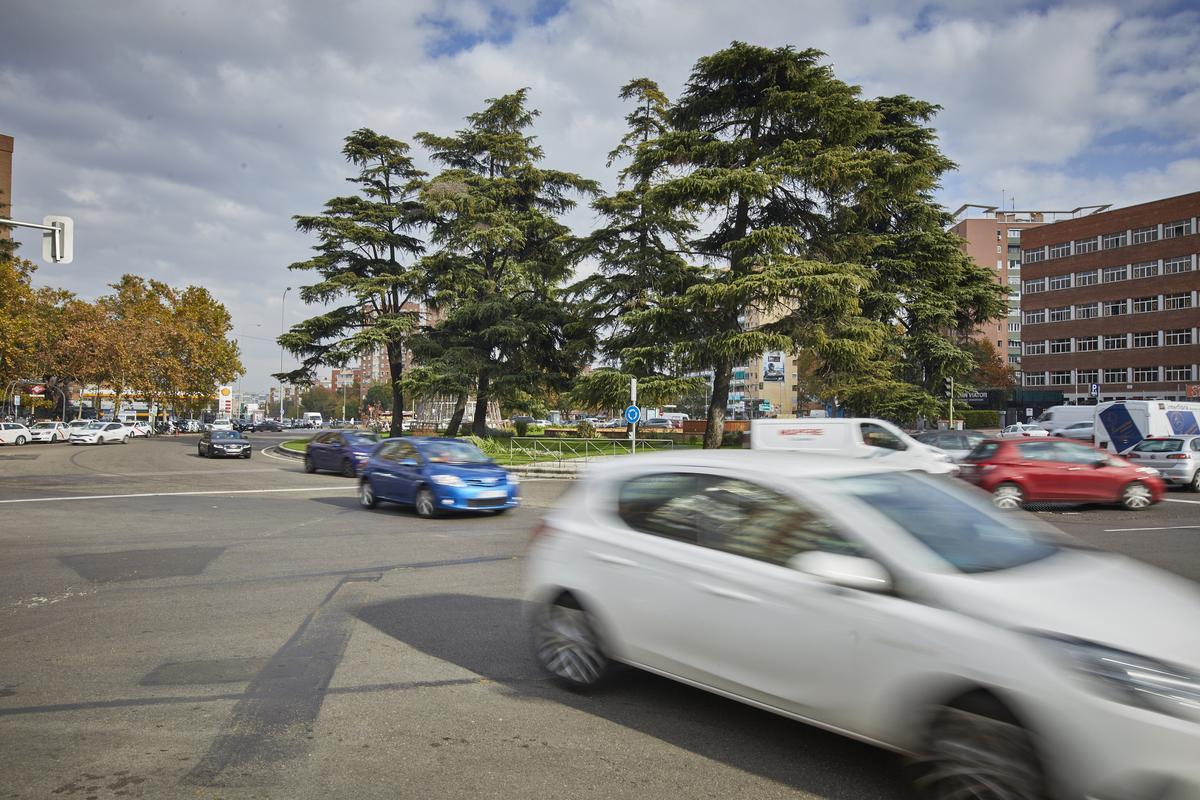 Vehículos en las inmediaciones de Plaza Elíptica de Madrid.
