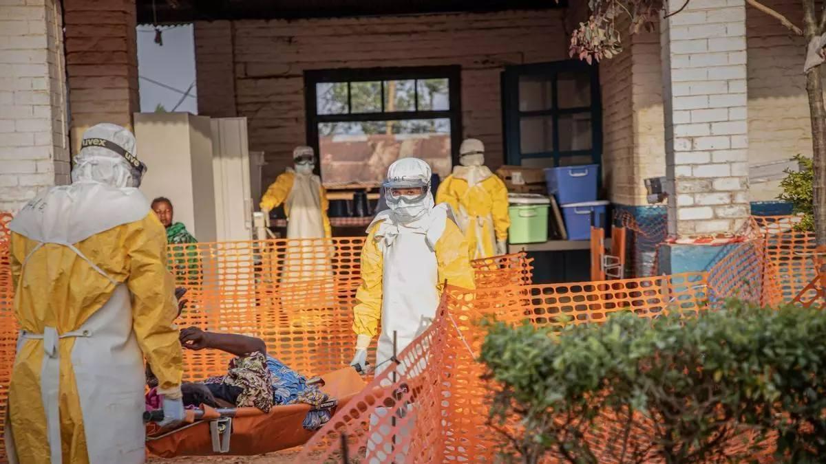 Treballadors sanitaris transporten un pacient d’Ebola a un centre especialitzat de Mongbwalu, a la província congolesa d’Ituri, el passat 20 de juny