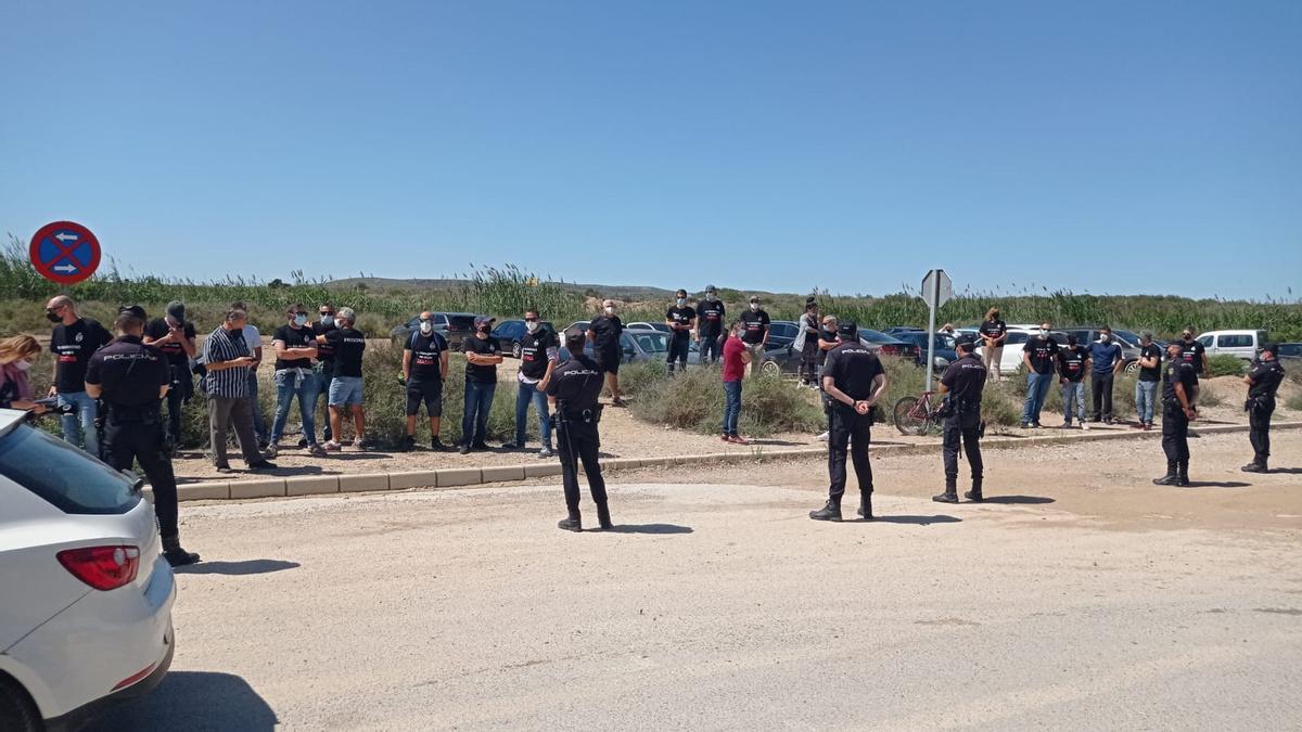 La Policía de Alicante ha desplegado a muchos agentes en la puerta de la prisión de Fontcalent.