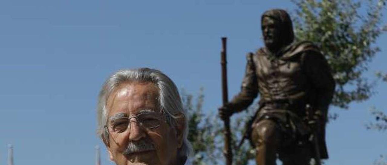 Gil-Delgado Crespo, junto a la estatua de Gonzalo de Vigo. // R. Grobas