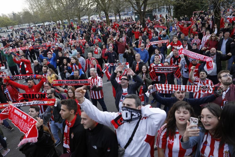 Derbi asturiano: Llegada de aficionados y los autobuses de los equipos a El Molinón