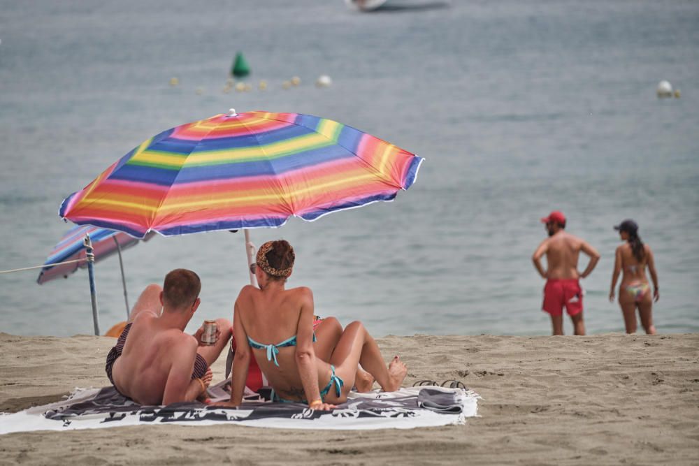 Un baño en la playa, uno de los remedios más utilizados este jueves para combatir el calor.