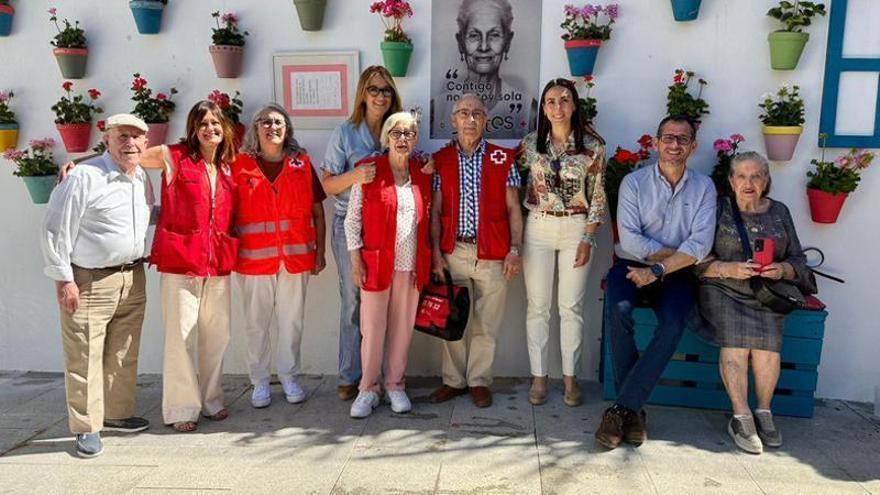 El Ayuntamiento y Cruz Roja unen fuerzas en Antequera para plantar color y compañía en la vida de sus mayores
