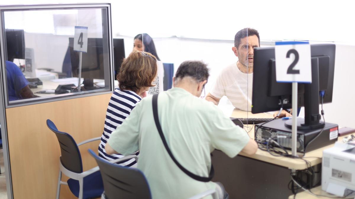 Unos ciudadanos presentan la declaración en la Agencia Tributaria de Castelló.