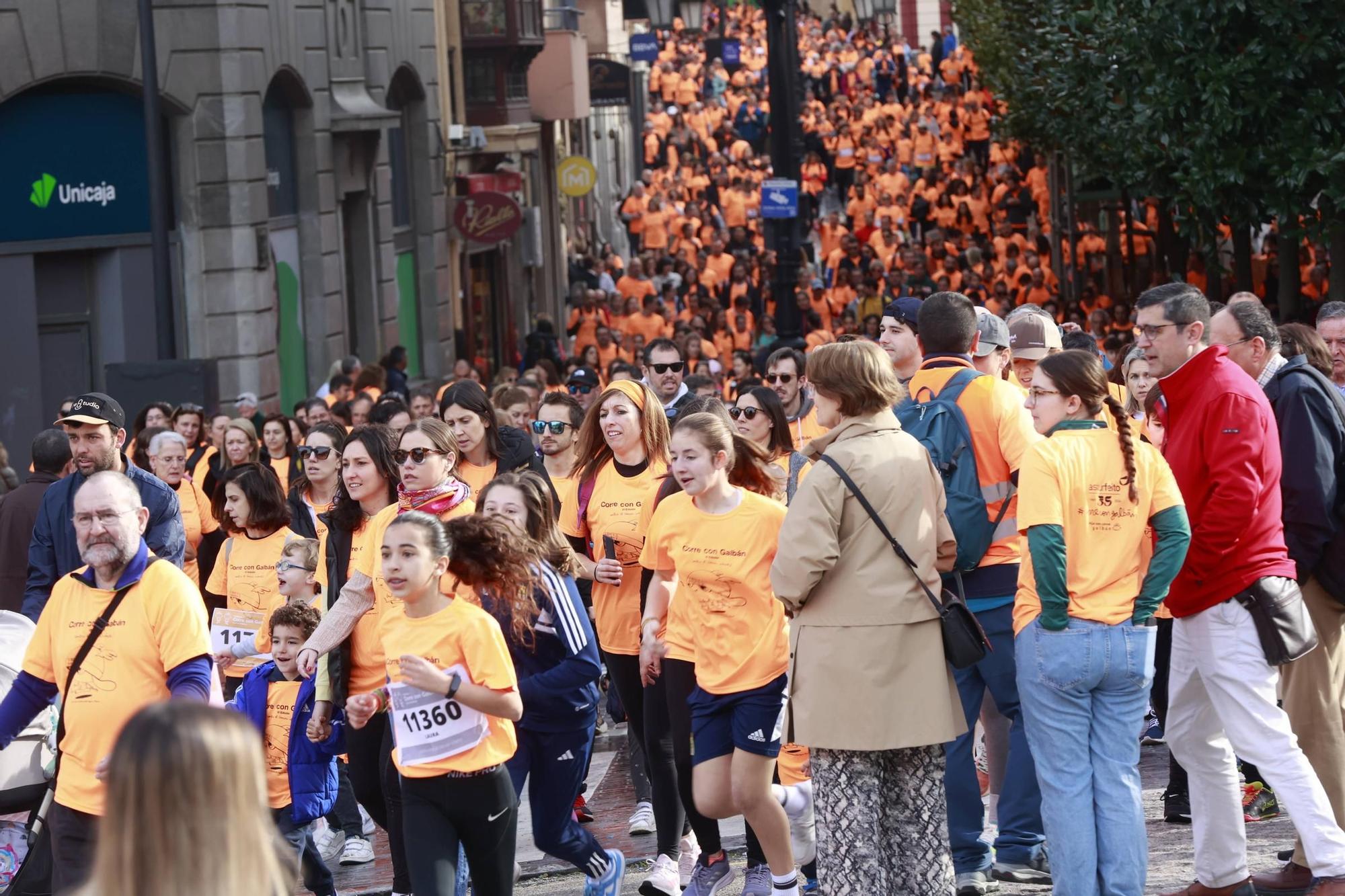 Una ola naranja invade Oviedo para luchar contra el cáncer infantil