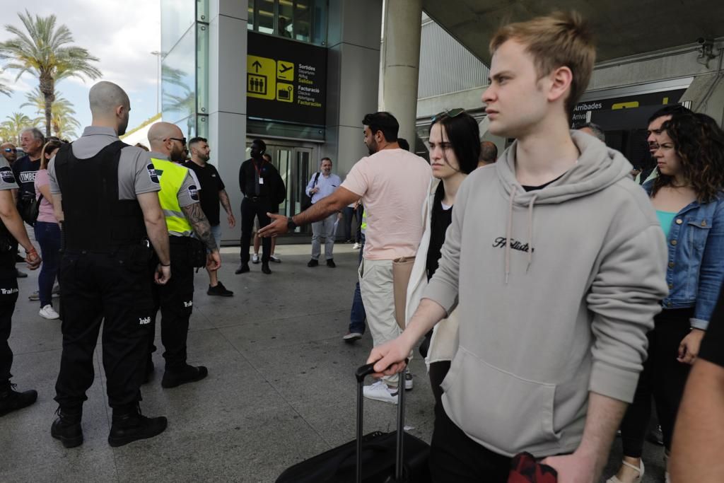 Los taxistas bloquean el aeropuerto de Palma tras un incidente con conductores de microbuses