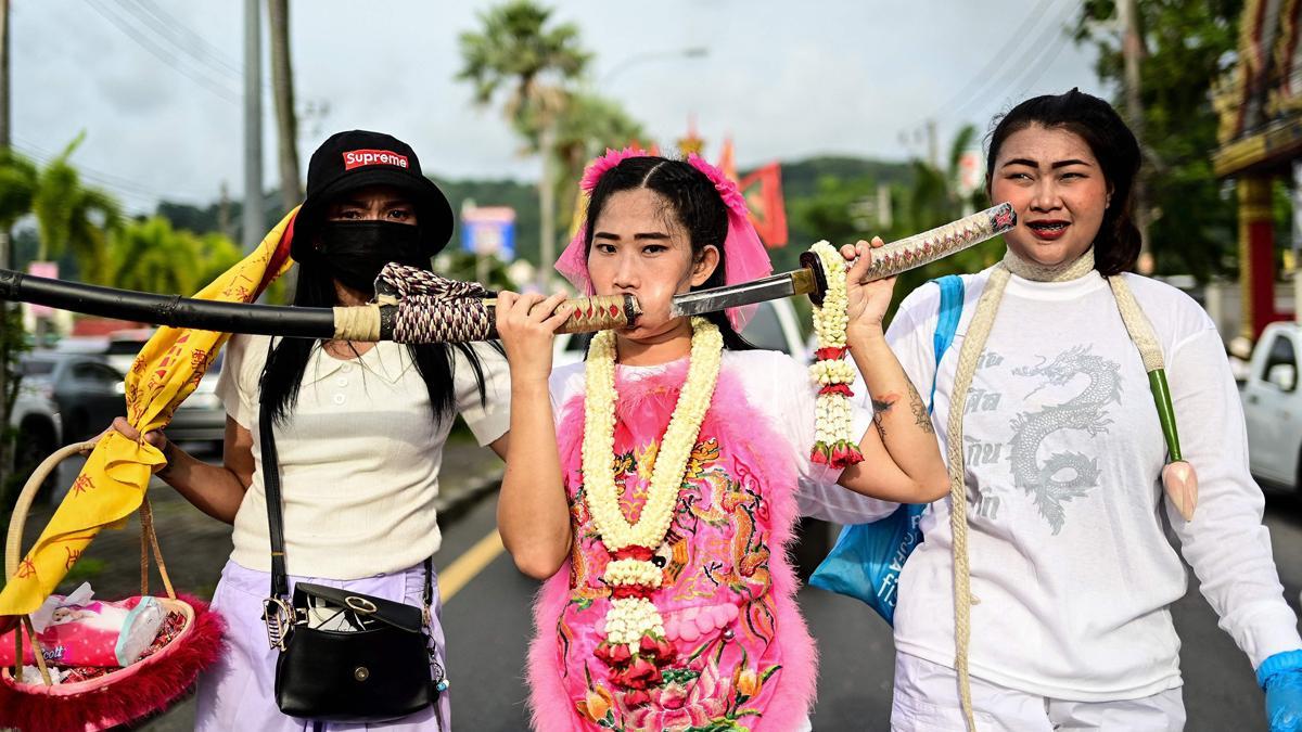 Piercings extremos para limpiar el alma en el Festival Vegetariano de Phuket