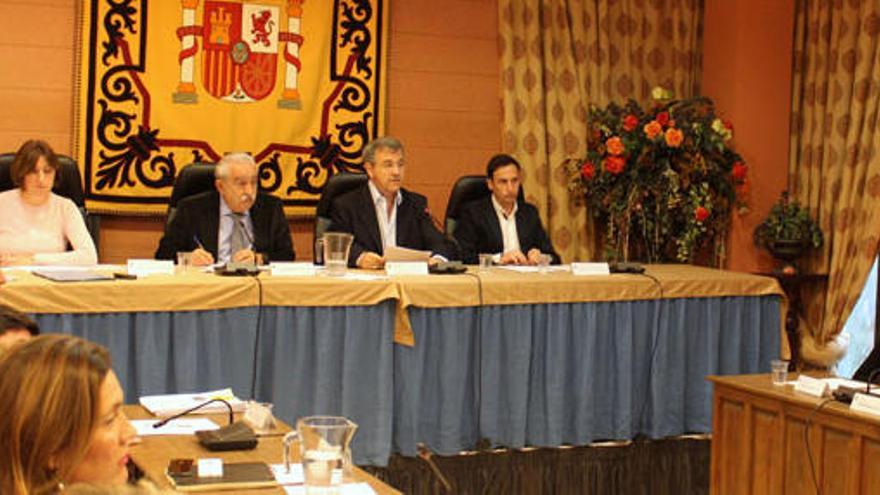 El alcalde, José María García Urbano, en el centro, durante un pleno en Estepona.