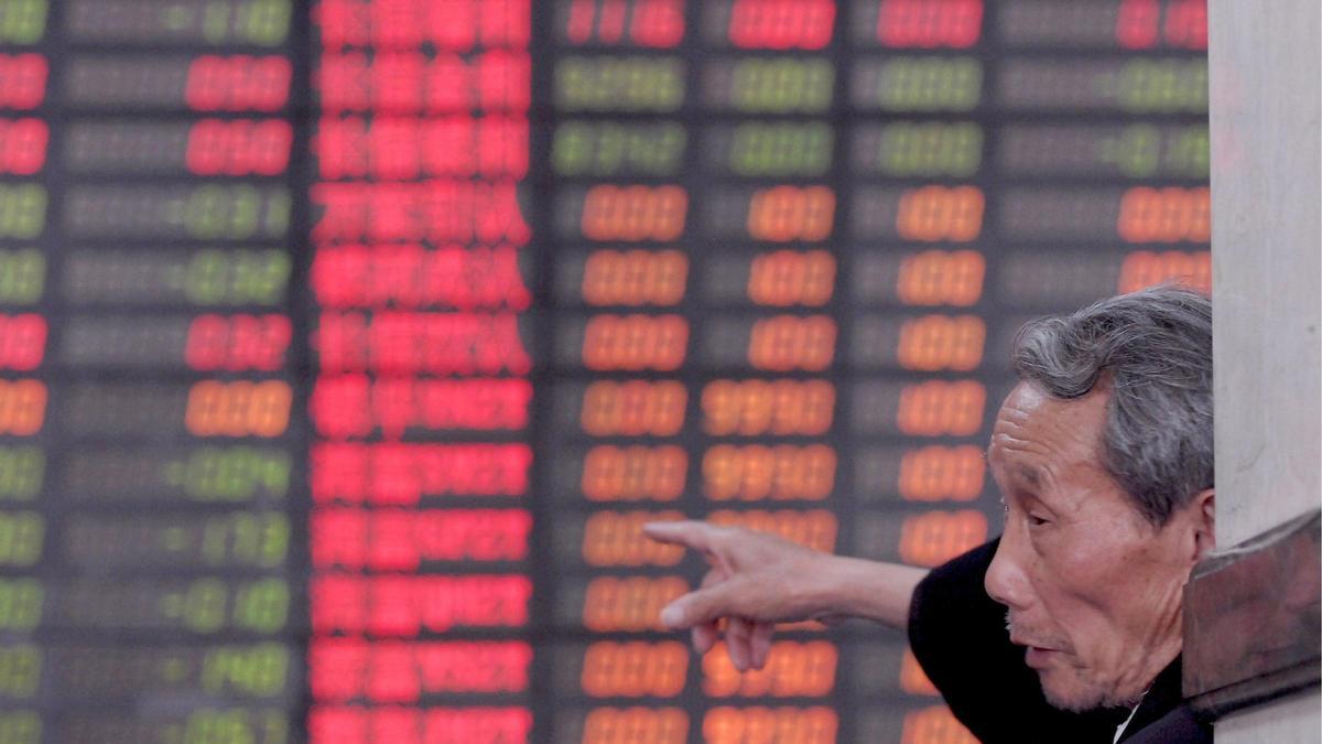 Un inversor controla los movimientos de la bolsa china.