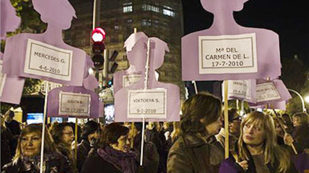 Manifestación de protesta contra el maltrato y las muertes por violencia doméstica.