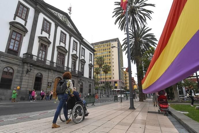 17-07-19 CANARIAS Y ECONOMIA. PARQUE DE SAN TELMO. LAS PALMAS DE GRAN CANARIA. Manifestacion, concentracion y despliegue de la bandera republicana delante del Palacio Militar. Fotos: Juan Castro.  | 17/07/2019 | Fotógrafo: Juan Carlos Castro